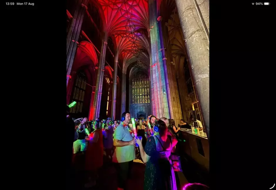 Una discoteca silenciosa (silent disco) celebrada en el interior de la histórica Catedral de Canterbury en Inglaterra