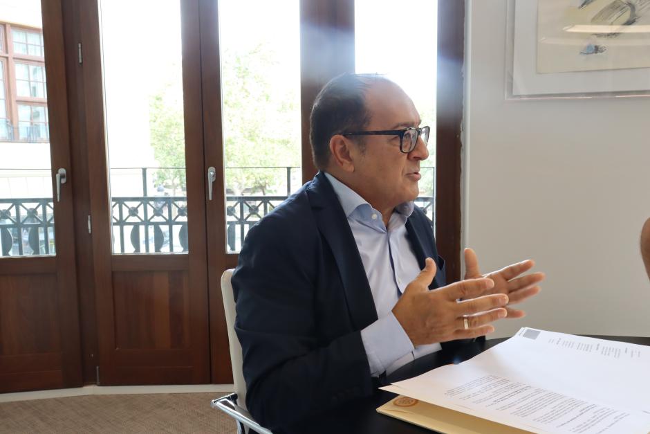Imagen de Carlos Fornes durante su entrevista con El Debate