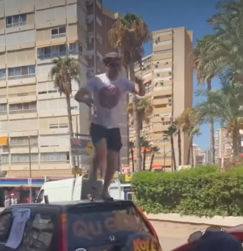 El joven comienza al inicio de la hilera de coches