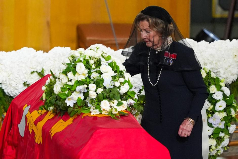 La Reina Sonia de Noruega deposita una rosa sobre el féretro de su difunto esposo, el Rey Harald V