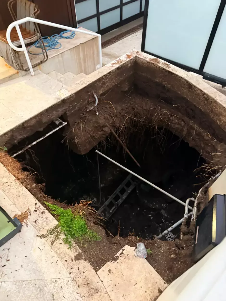 Dentro del agujero hay varios objetos, incluida una escalera