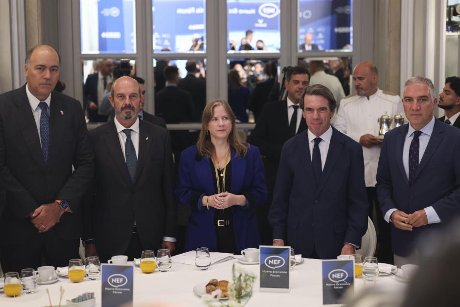 MADRID, 10/09/2026.- El expresidente del Gobierno José María Aznar (2d) junto a la encargada de negocios de la embajada de Israel en España, Dana Erlich (c); el presidente del Senado, Pedro Rollán (2i), y el vicesecretario de Política Autonómica y Municipal y Análisis Electoral del PP, Elías Bendodo (d), durante el desayuno informativo del Fórum Europa, este jueves en Madrid. EFE/ Kiko Huesca