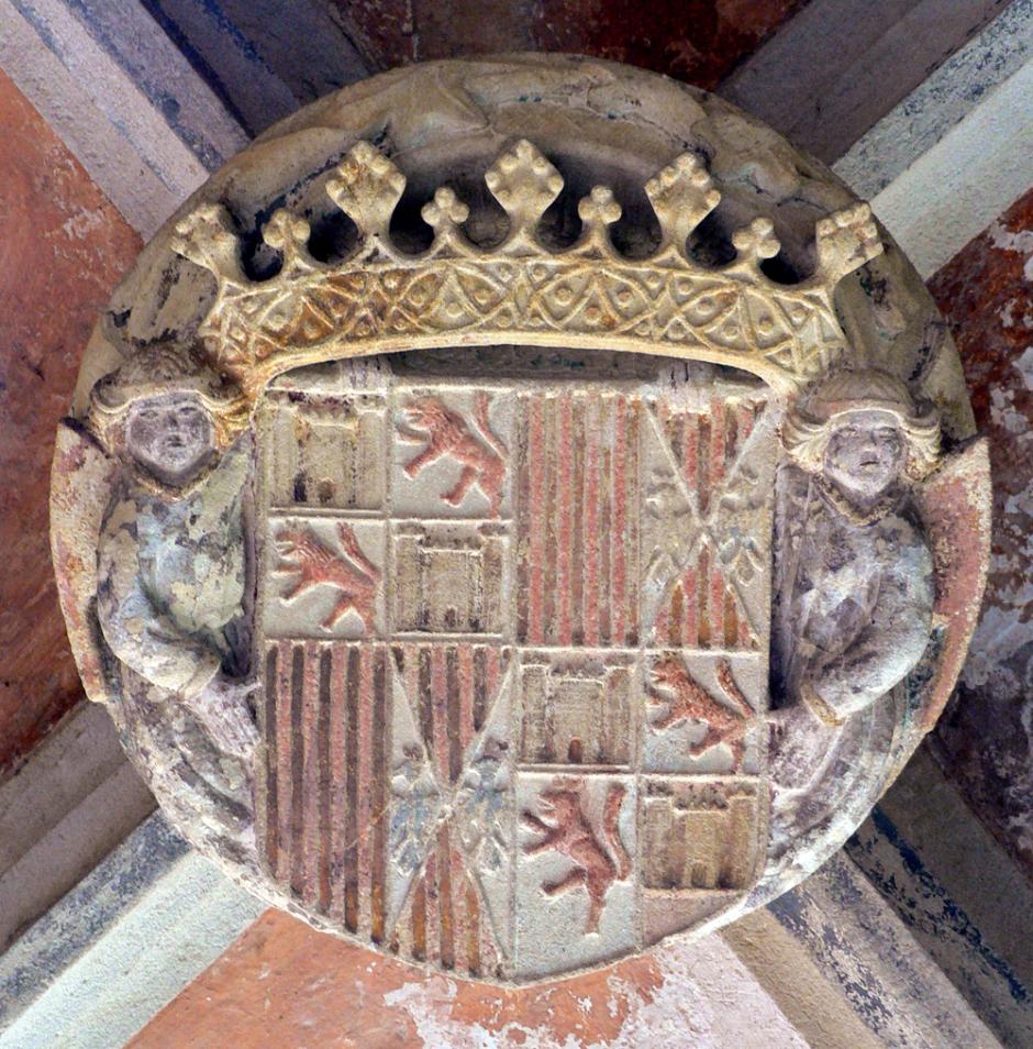 Escudo de los Reyes Católicos, en el claustro del monasterio