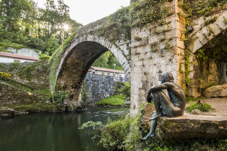 Estatua del Hombre Pez junto al puente de Liérganes