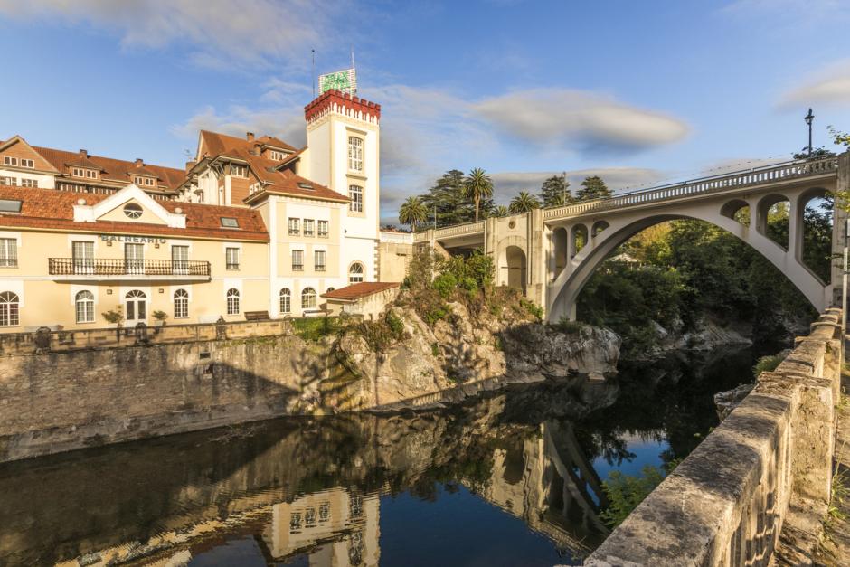 Puente Viesgo, su Gran Hotel Balneario y el puente sobre el río Pas