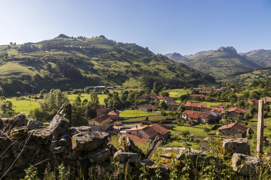 Paisaje de Liérganes con las colinas conocidas como "Las Tetas" al fondo