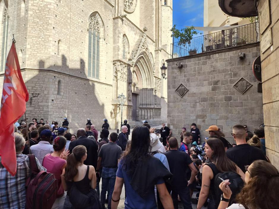 Mossos y manifestantes frente a Santa María del Mar