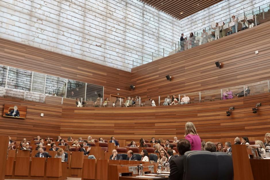 Los socialistas aplauden a las mujeres que protestaban mientras abandonan el hemiciclo