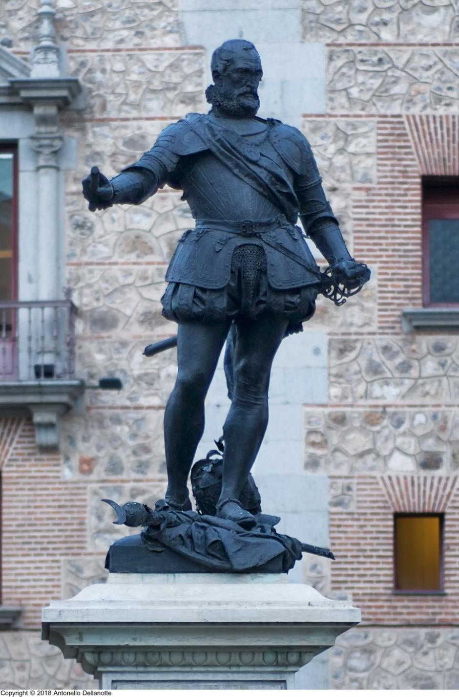 Estatua de don Álvaro de Bazán en la Plaza de la Villa