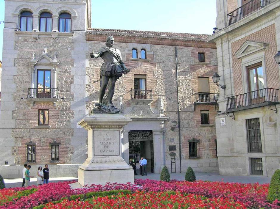 Monumento en homenaje a don Álvaro de Bazán