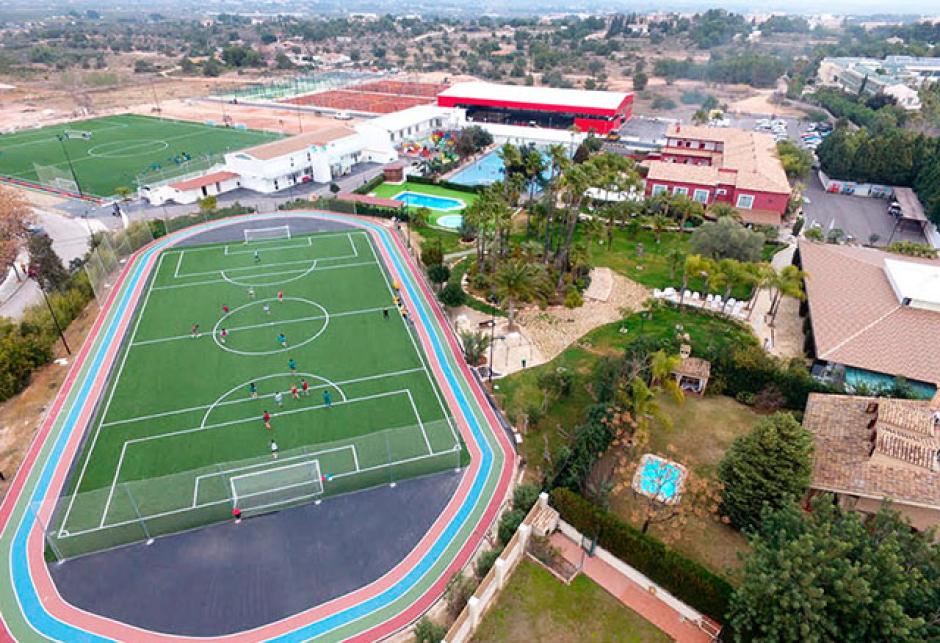 Imagen del campo de fútbol y las instalaciones del resort