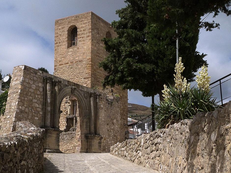 Entrada a las ruinas de la iglesia de Santo Domingo de Silos