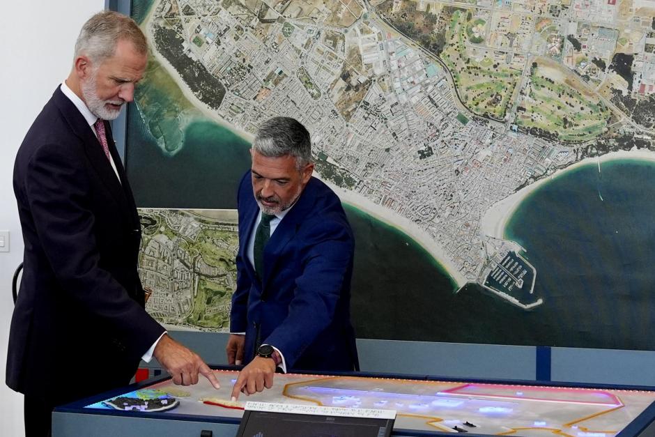 Don Felipe inició la visita por la Sala Expositiva Principal, continuó por la colección de fotografías y recorrió el hangar
