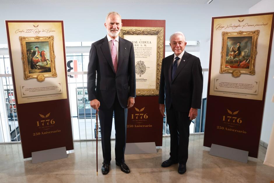 El Rey posa con el embajador de EE.UU. en España, Benjamín León Jr en el nuevo museo inaugurado en Rota