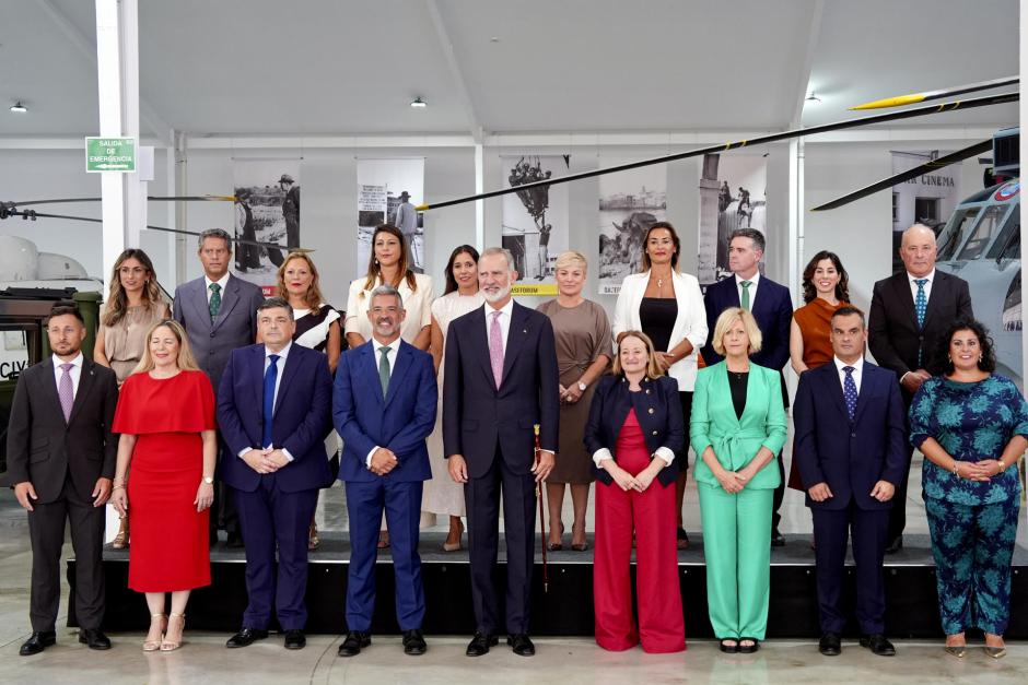 En el hangar, Su Majestad el Rey participó en un saludo y fotografía de grupo con la Corporación Municipal.