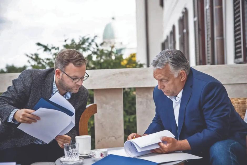 Balazs Orbán junto ex primer ministro húngaro Viktor Orbán