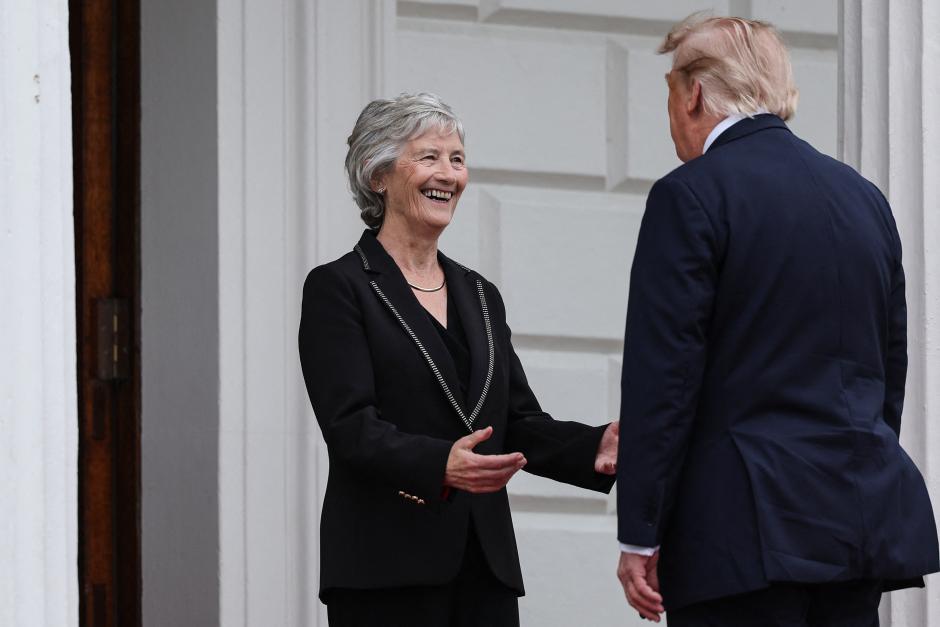 La presidenta irlandesa, Catherine Connolly, recibió a Donald Trump entre honores militares