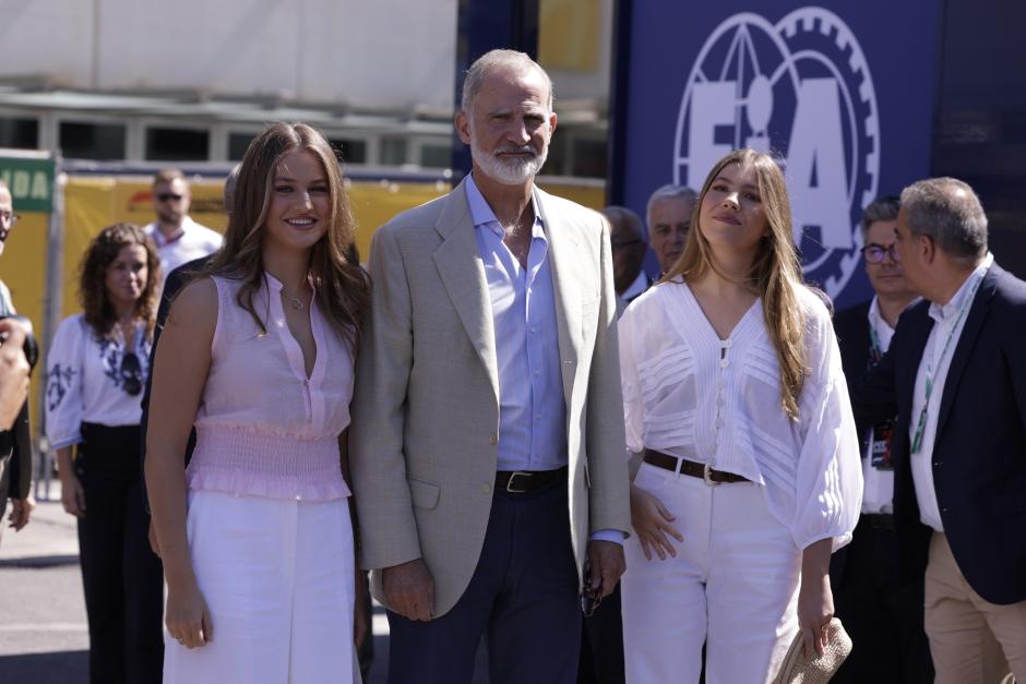 El rey Felipe VI, la princesa Leonor y la infanta Sofía a su llegada este domingo al Gran Premio de España de Fórmula 1