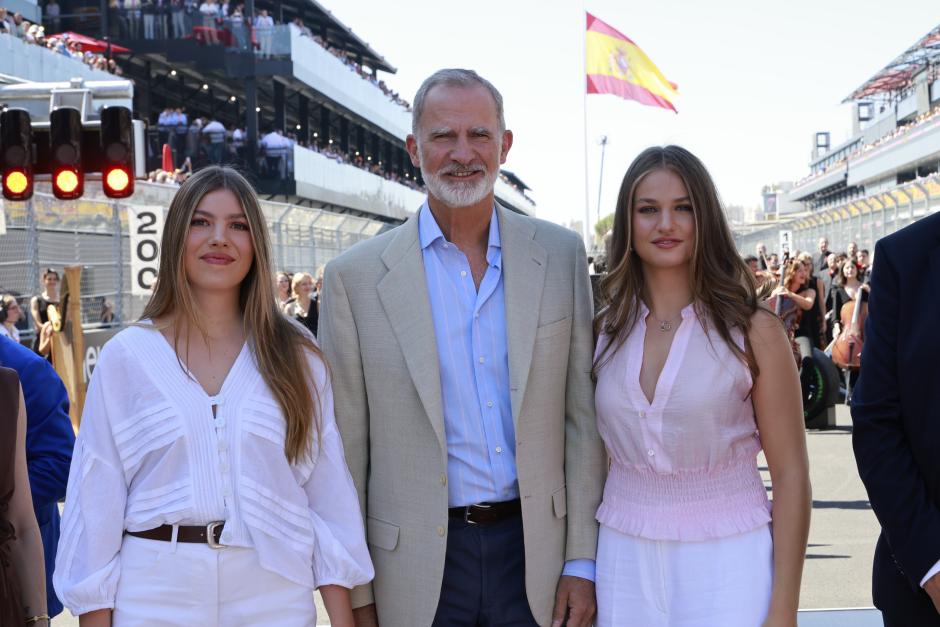 El Rey Felipe VI, la Princesa Leonor y la Infanta Sofía con la bandera de España de Madring