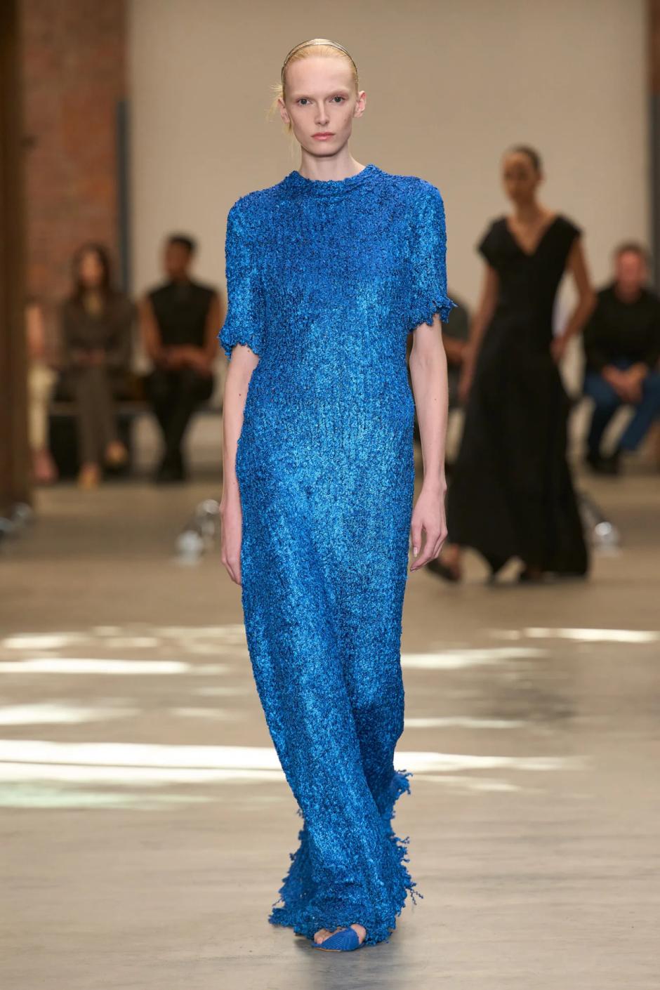 Una modelo desfila en la pasarela de la colección Calvin Klein durante la Semana de la Moda de Nueva York