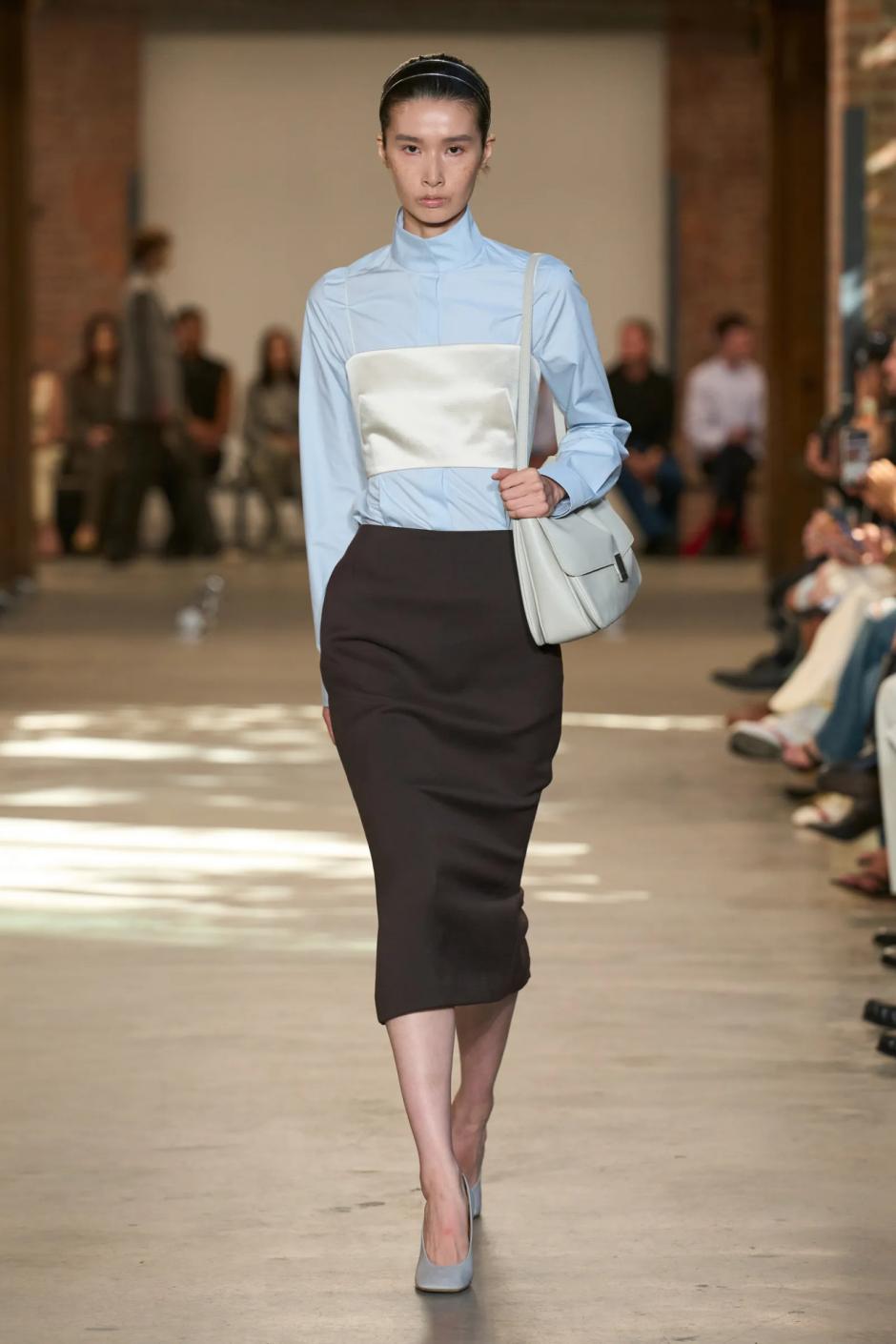 Una modelo desfila en la pasarela de la colección Calvin Klein durante la Semana de la Moda de Nueva York