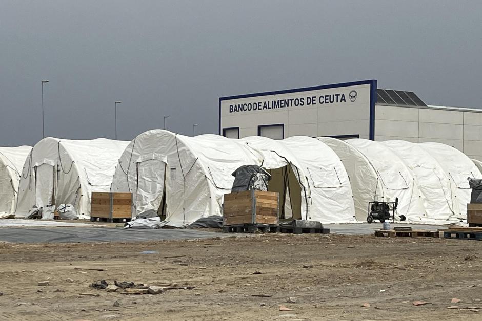 Tiendas de campaña acondicionadas en el puerto de Ceuta para acoger inmigrantes