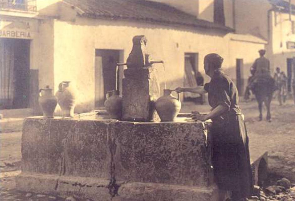 Dolores Prieto 'La Partera', en la Fuente de San Lorenzo a principios de siglo XX