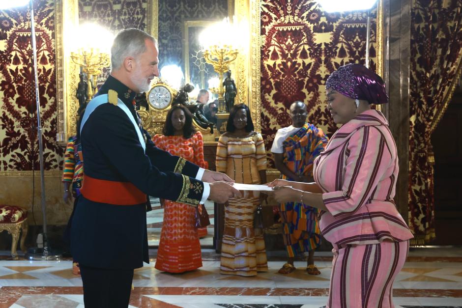 La ex actriz entrega al Rey las cartas que la acreditan como embjadora de Ghana en España