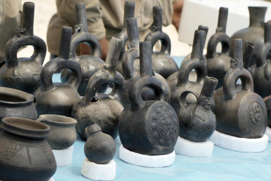 Algunos de los objetos encontrados en las tumbas