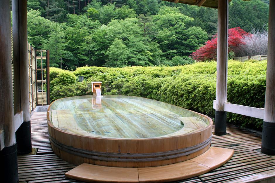 Zona de baño del Nishiyama Onsen Keiunkan, el hotel en funcionamiento más antiguo del mundo