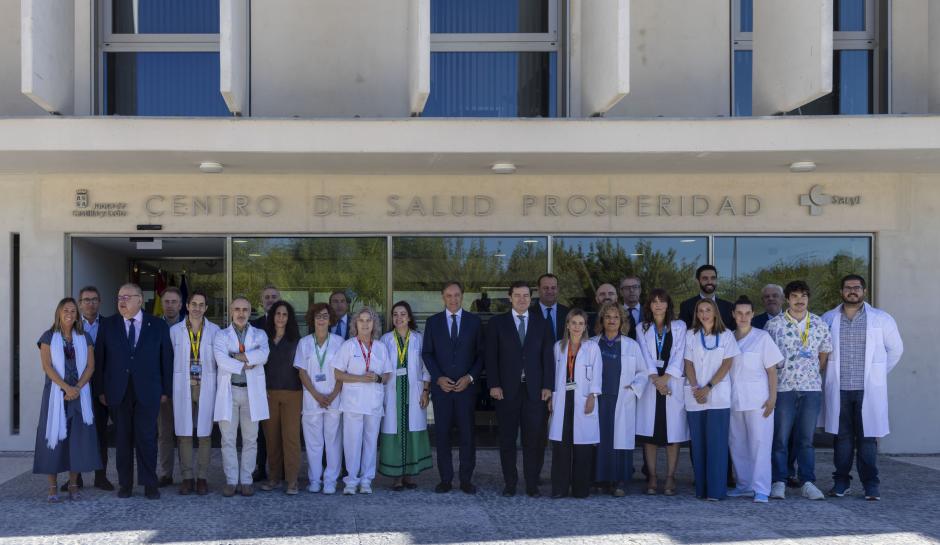 Mañueco, junto a trabajadores del nuevo centro de salud de Salamanca