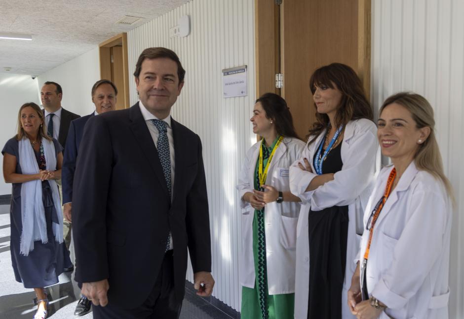 Mañueco, durante su visita al nuevo centro de salud de Salamanca