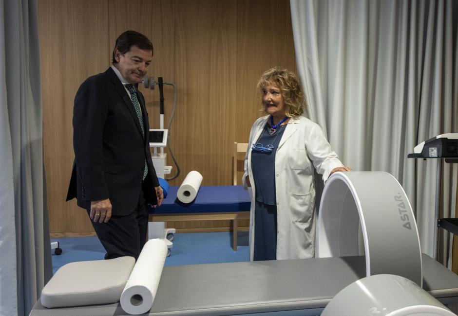 Otro momento de la visita de Mañueco al nuevo centro de salud de Salamanca
