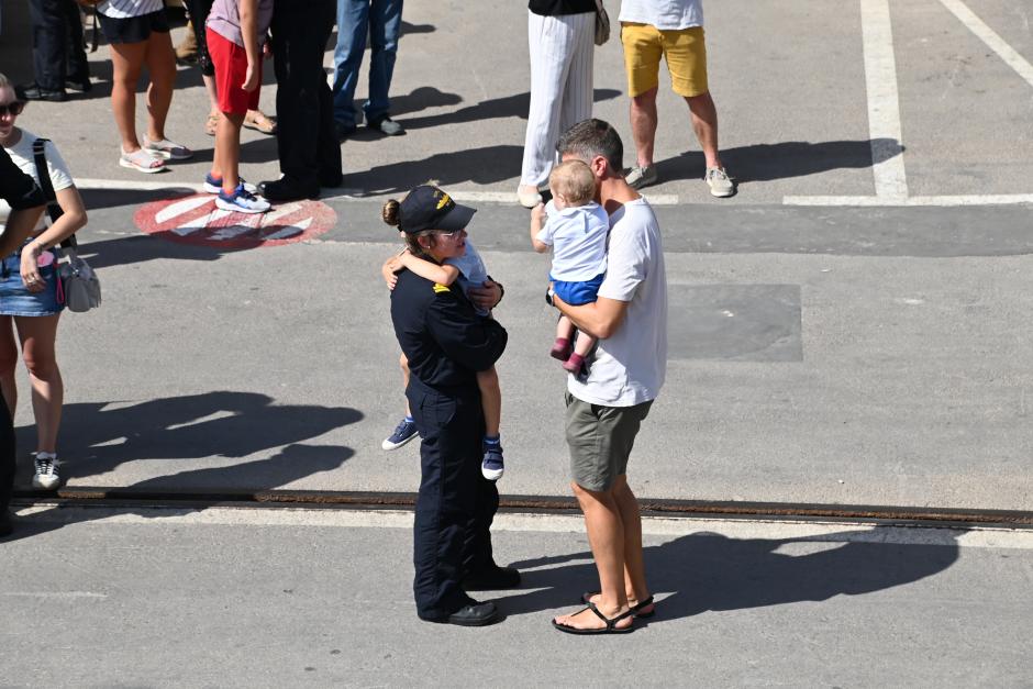 Despedida en el muelle de una militar española destinada en el cazaminas Turia, que se integra en una misión dela OTAN