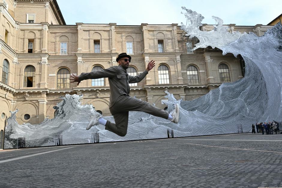 El artista francés JR posa frente a su instalación «Diluvium» durante una presentación previa a la prensa del primer capítulo del ciclo de exposiciones «Catástrofe y maravilla», titulado «AQVA», antes de su inauguración a cargo del Papa, en la Biblioteca Apostólica Vaticana