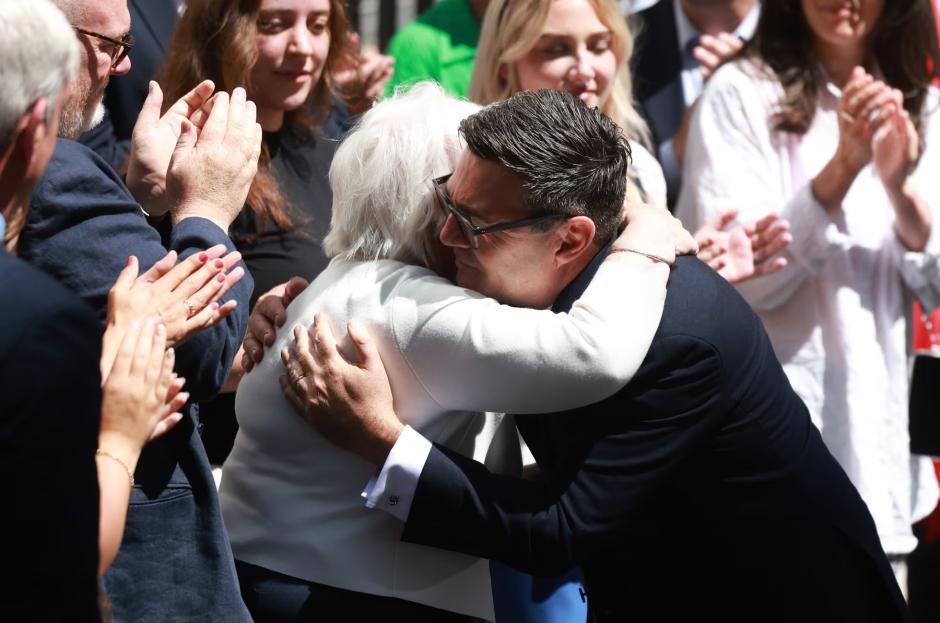 Andy Burnham abraza a su madre, Eileen Burnham, el 20 de julio, al llegar a Downing Street
