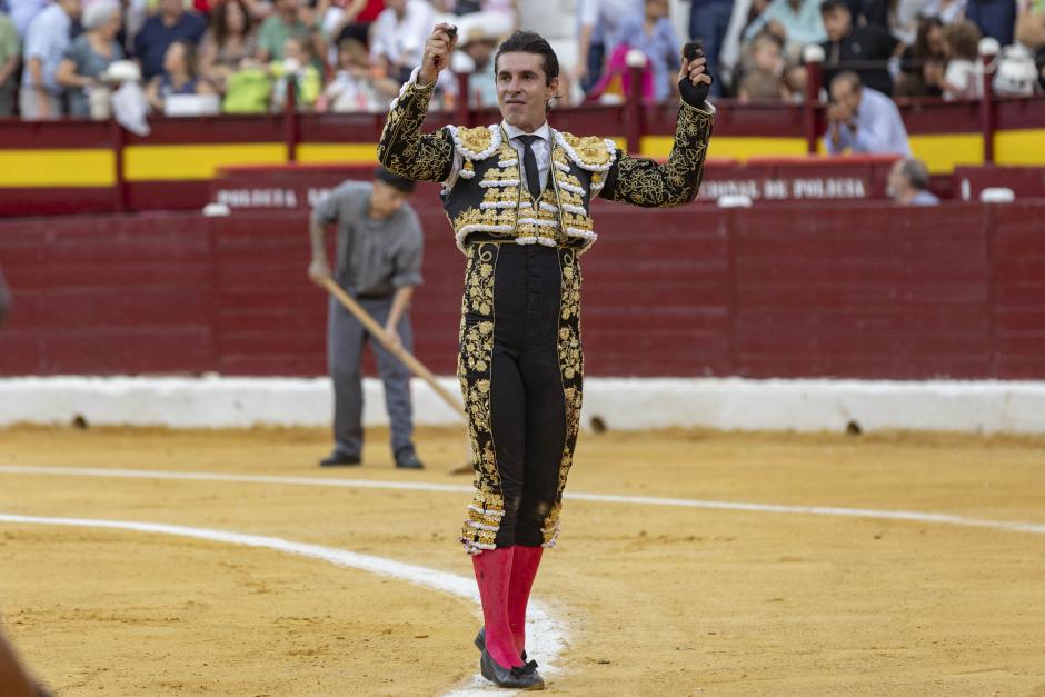 MURCIA, 14/09/2026.- El diestro extremeño Alejandro Talavante tras cortar dos orejas a su primer toro, de la ganadería de Juan Pedro Domecq, este lunes en el segundo festejo de la Feria de Murcia, en la plaza de toros de la Condomina. EFE/Marcial Guillén El diestro extremeño Alejandro Talavante tras cortar dos orejas