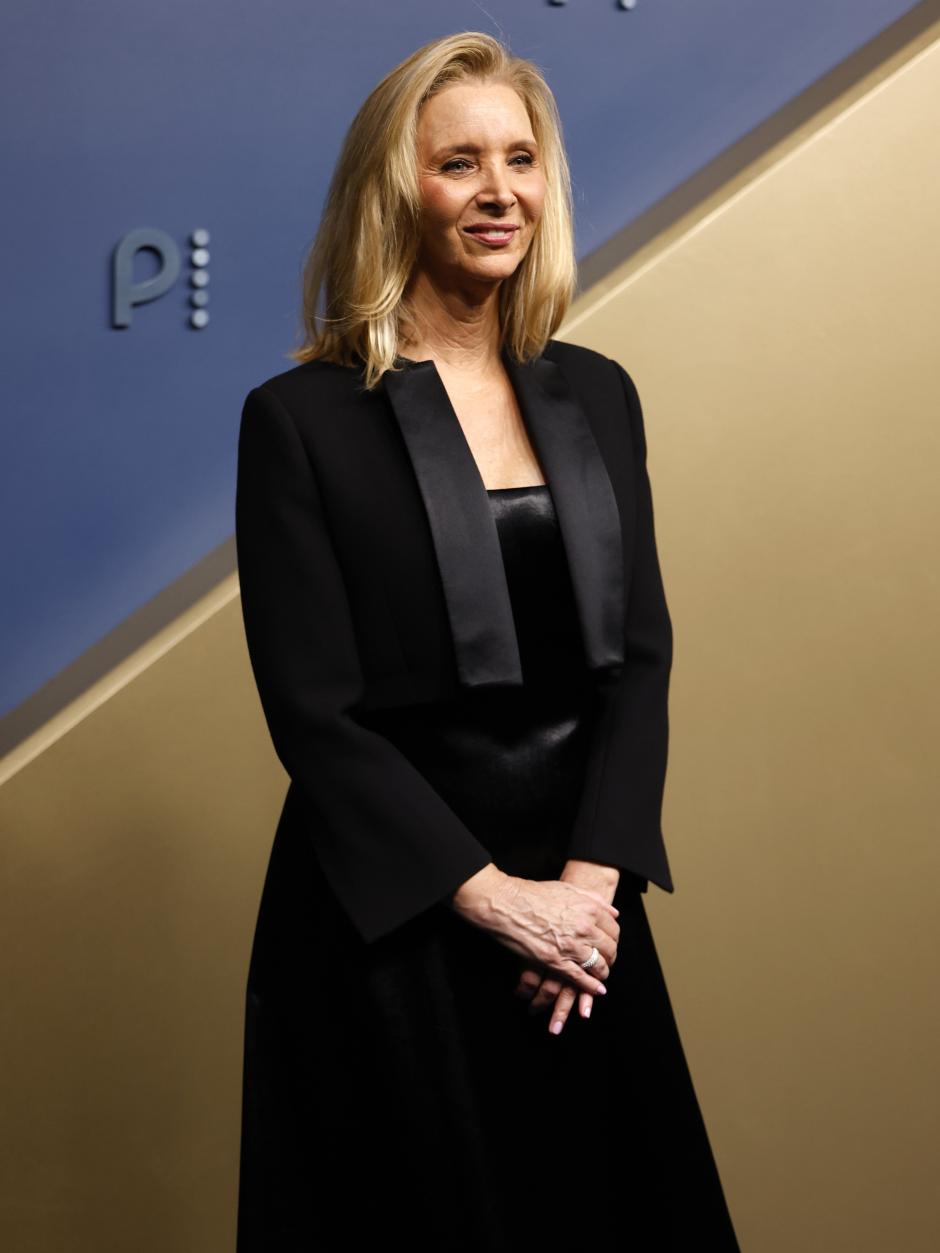 La actriz Lisa Kudrowen la alfombra roja de los Emmy 2026