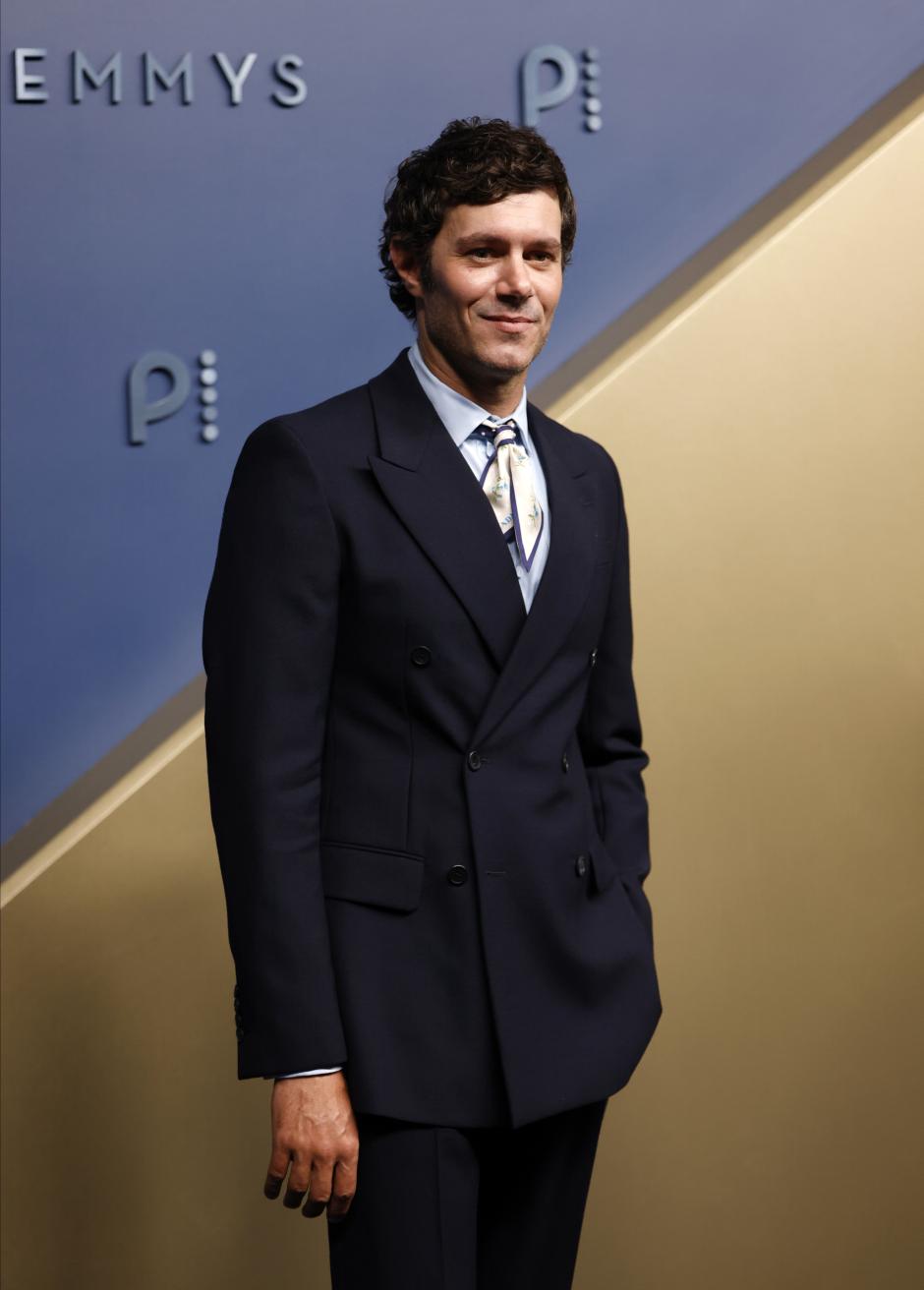 El actor Adam Brody en la alfombra roja de los Premios Emmy 2026