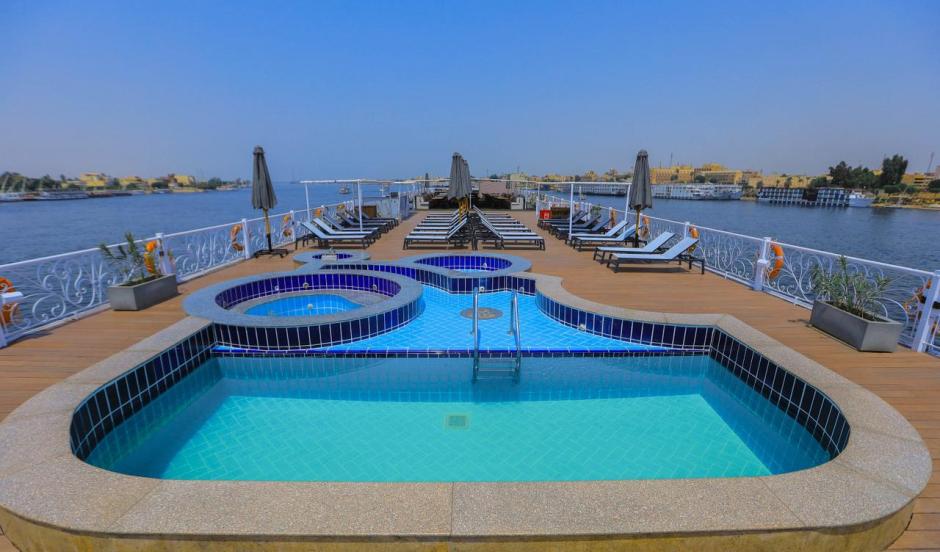 Piscina y terraza solárium en la cubierta superior