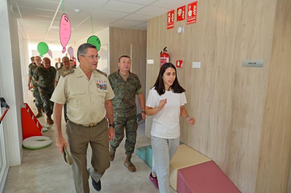 La visita del JEME a la Base “General Morillo” ha incluido también el nuevo Centro de Educación Infantil “Cachamuíña”