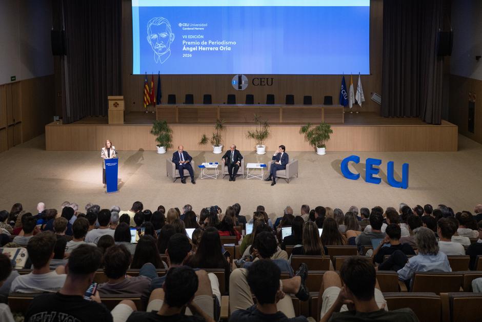 La vicedecana de Periodismo, Anunciación Ramírez, durante el discurso de apertura del acto
