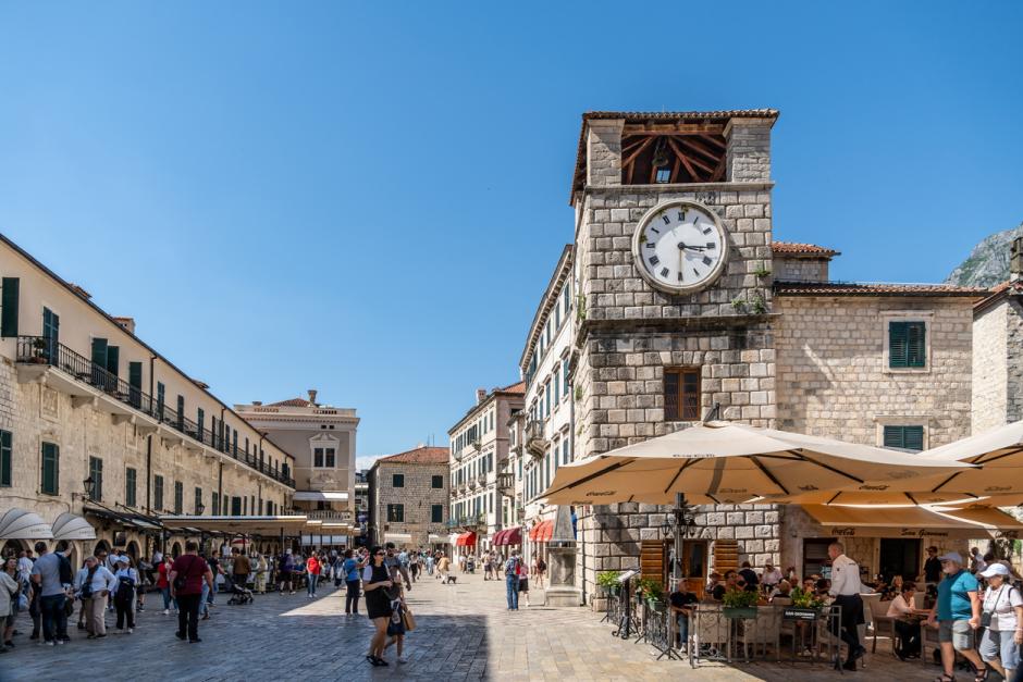 Torre del Reloj en el casco antiguo de Kotor