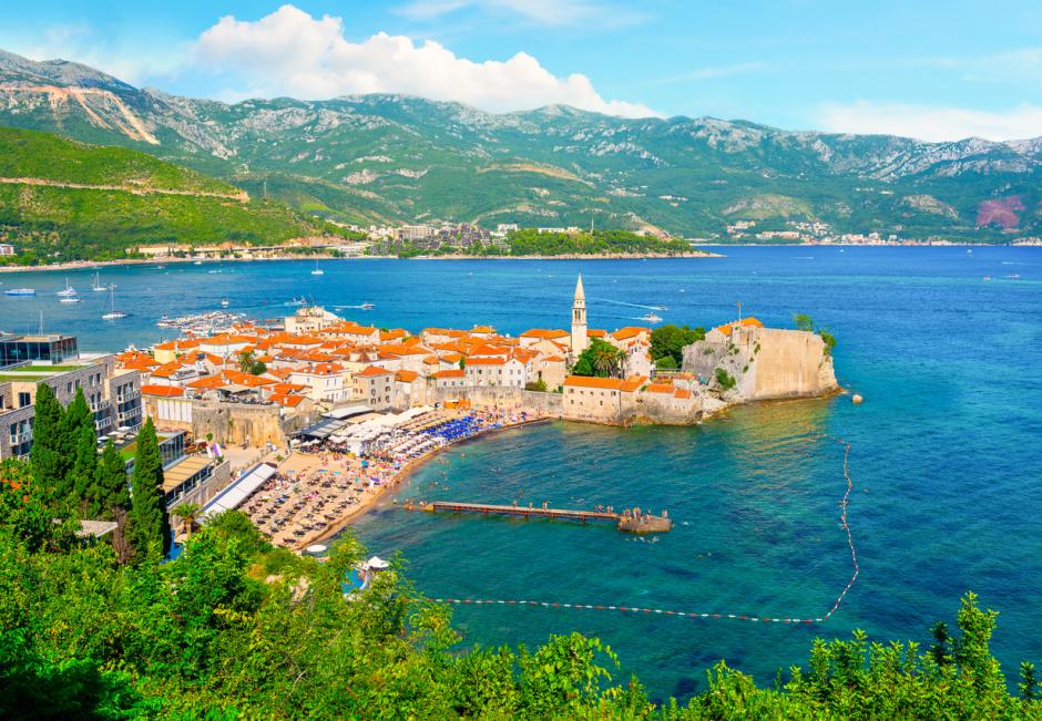 Ciudad de Budva en el mar Adriático
