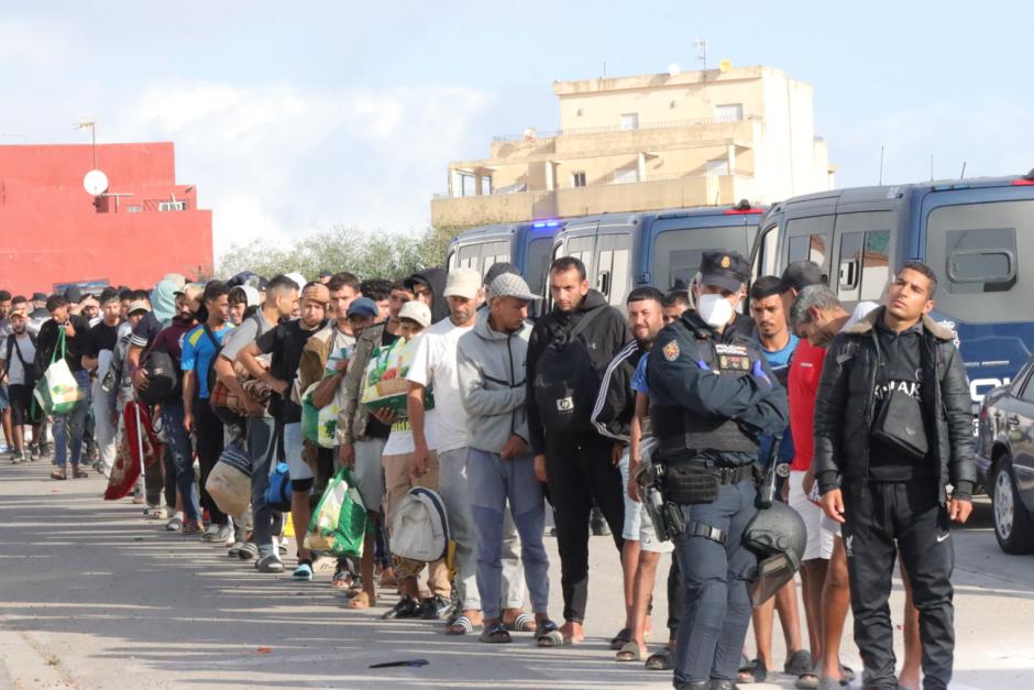 Traslado de inmigrantes hacia la antigua prisión de Los Rosales