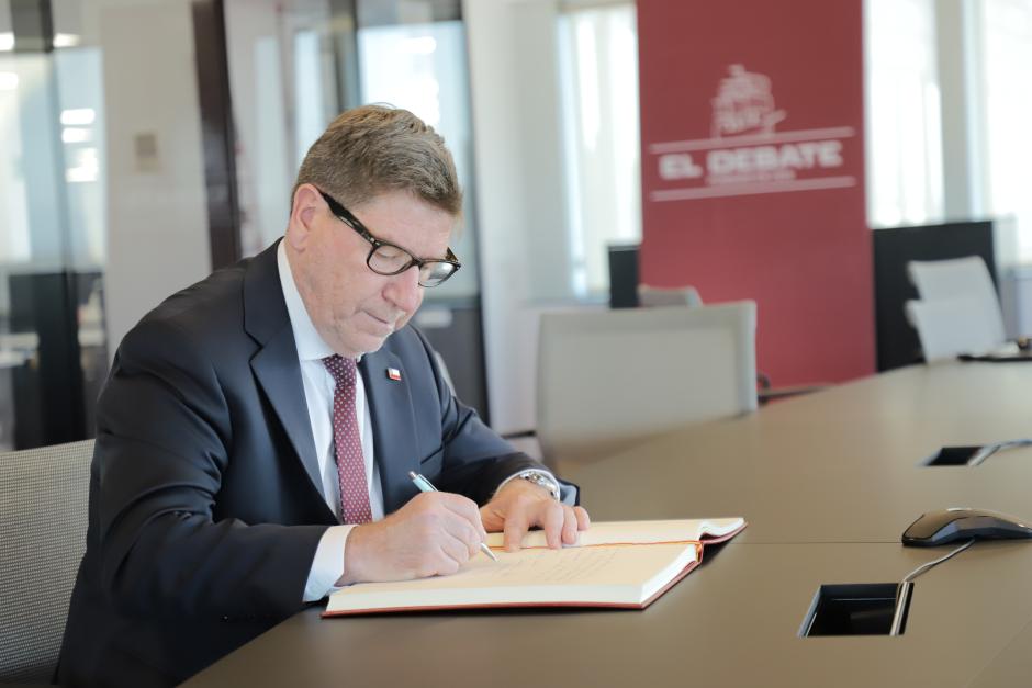 Daniel Mas Valdés, ministro de Economía y Minas de Chile, firma el libro de visitas en la redacción de El Debate