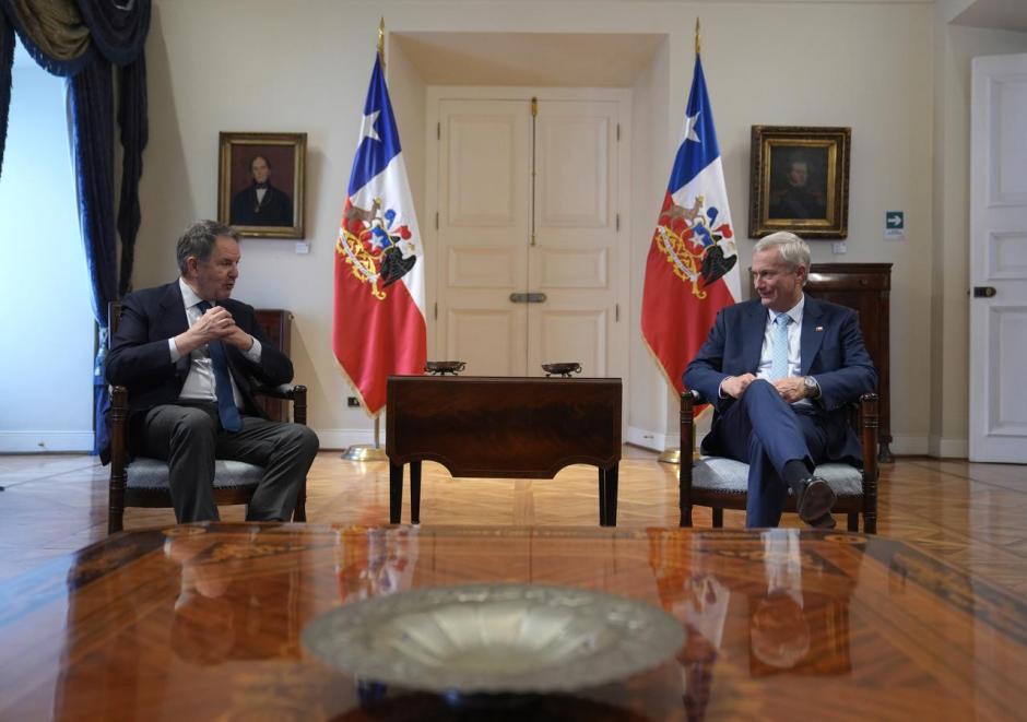 José Antonio Kast conversa en La Moneda con Bieito Rubido, director de El Debate