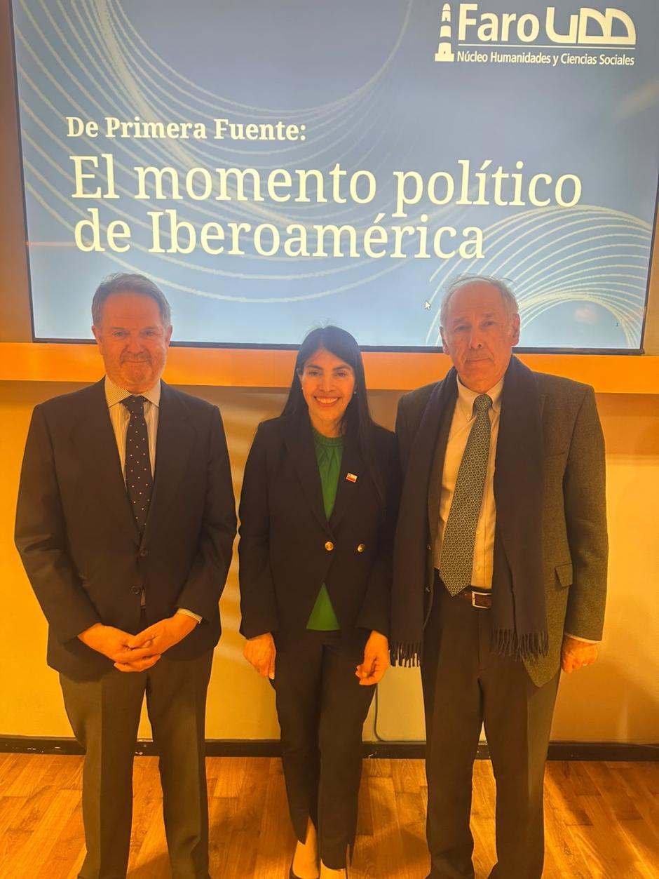 Ximena Lincolao, ministra de Ciencia de Chile, en un debate sobre Iberoamérica en compañía de Andrés Montero y Rubido