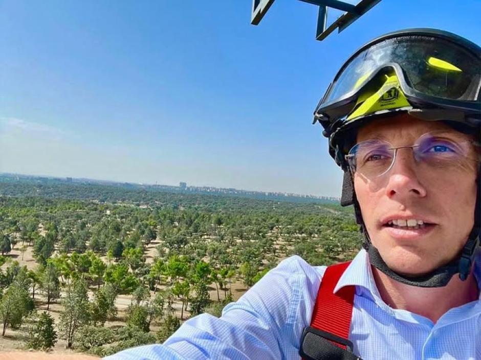 El alcalde de Madrid muestra las vistas desde el Cerro Garabitas