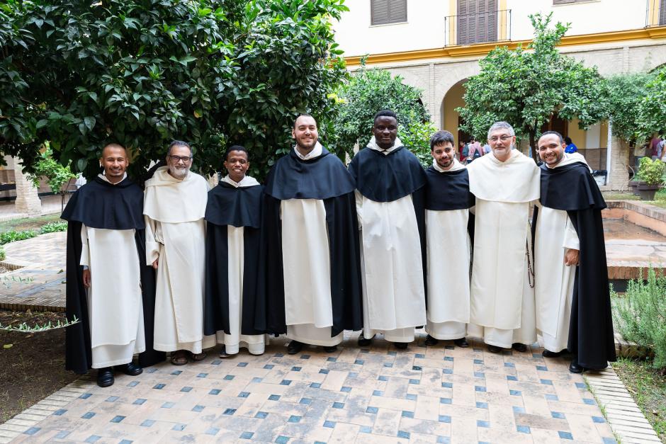 Los seis nuevos profesos, junto a sus formadores
